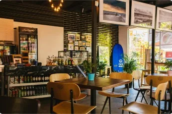 Suasana kafe — solusi Acosys untuk food and beverage